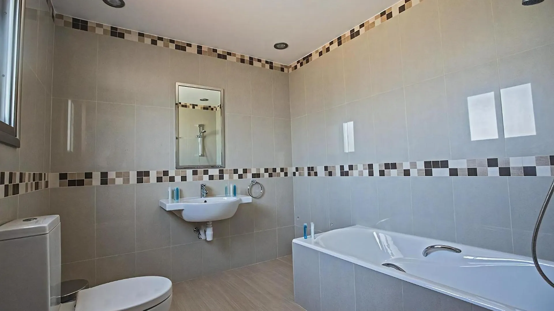 Villa Dafnis Platina - Lovely 4 Bedroom Protaras Villa With Private Pool - Close To The Beach
